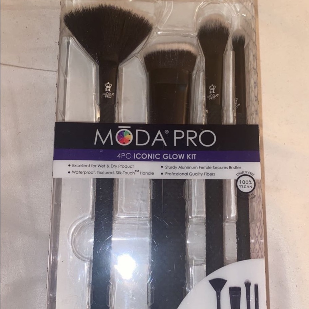 MODA makeup brushes